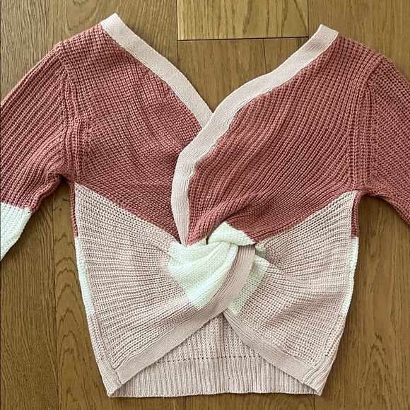 Colorblock Twist Back Cropped V-Neck Sweater - Picture 2 of 2